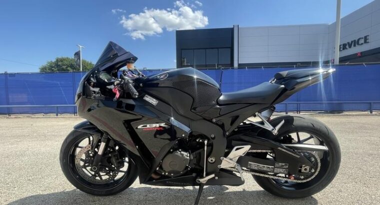 2014 Honda cbr 1000cc {‪+971526863596‬}