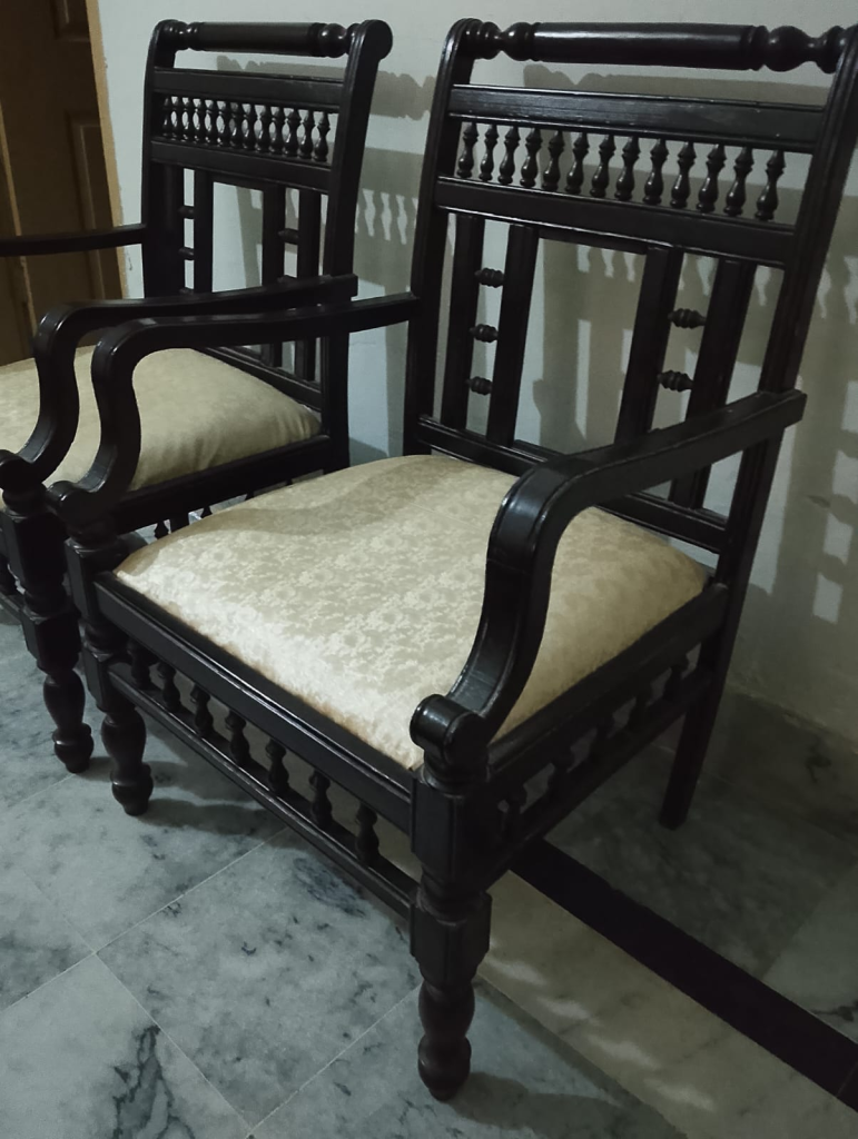 4 wooden chairs - photo 1