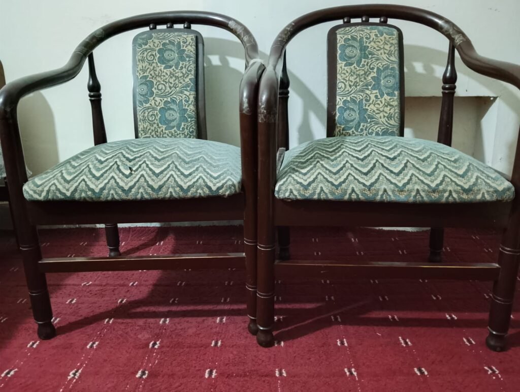 4 wooden chairs - photo 3