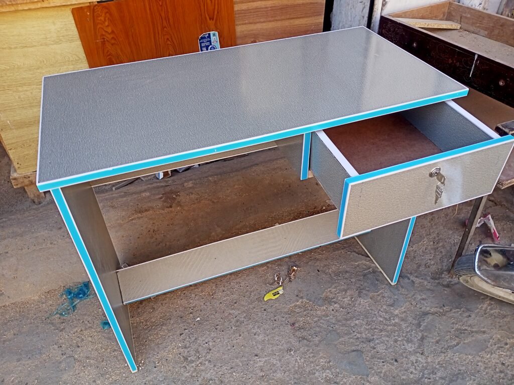 study table - photo 3