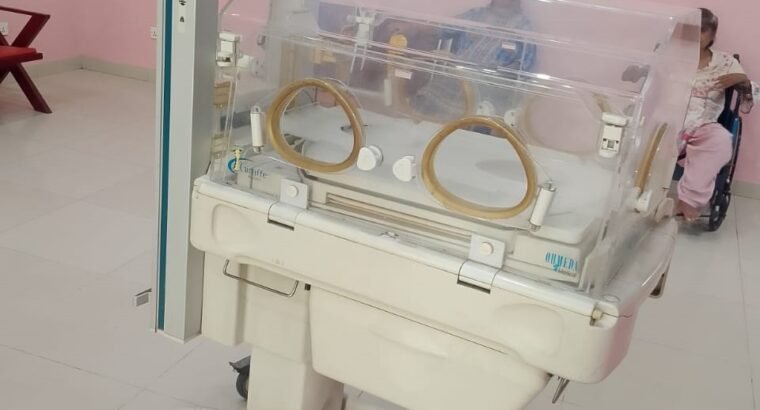 Neonatal infant incubator
