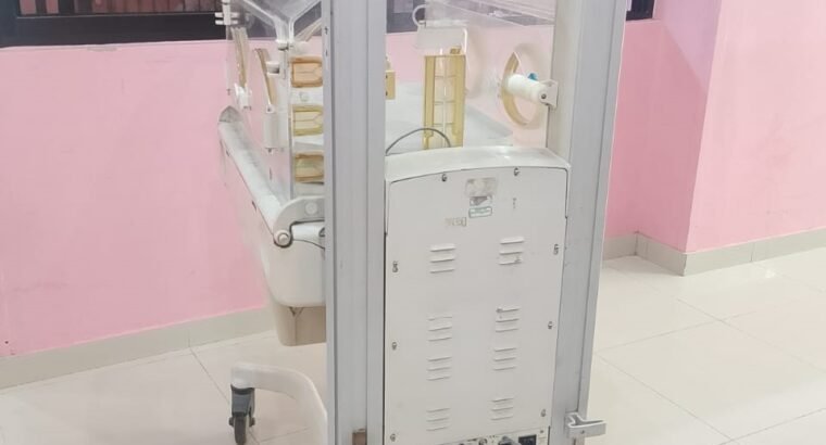 Neonatal infant incubator