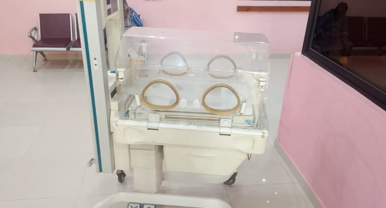 Neonatal infant incubator