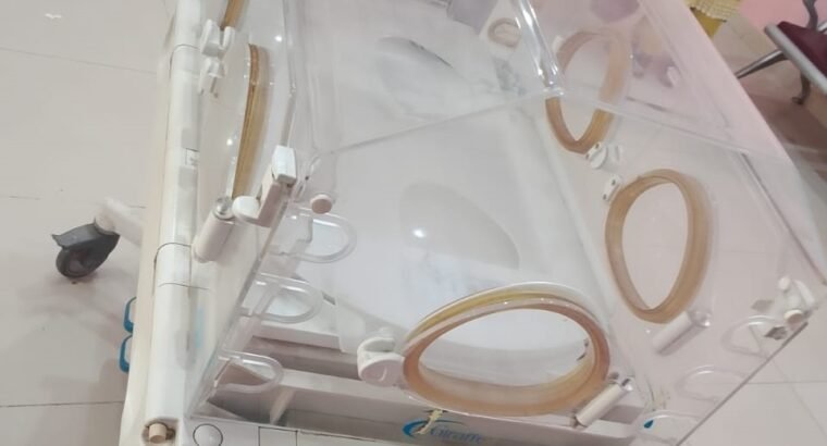 Neonatal infant incubator