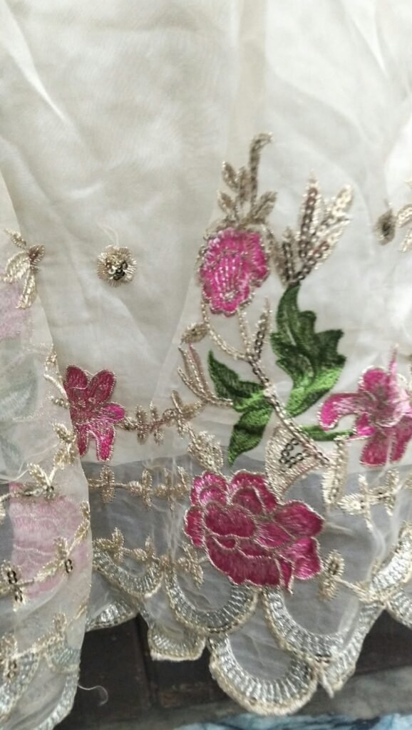 Used embroided suit for wedding functions price Rs.5000/= - Clothes for sale in Faisalabad - photo 3