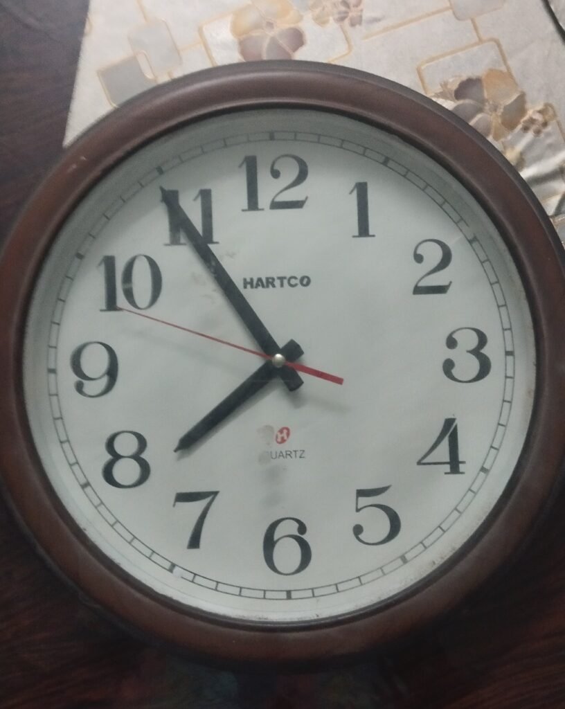 3 Beautiful Quartz Wall Clocks - photo 3