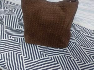 beautiful handbag just 1 time used condition 10/10,want to sale on ve