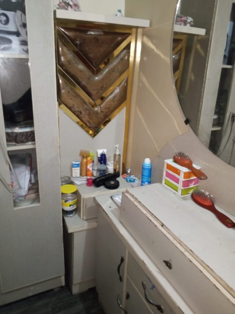 4 PC sele urgent h address korngi t industirl are karchi darlum k pas - photo 3